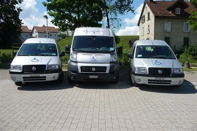 Drei Autos stehen nebeneinander. 